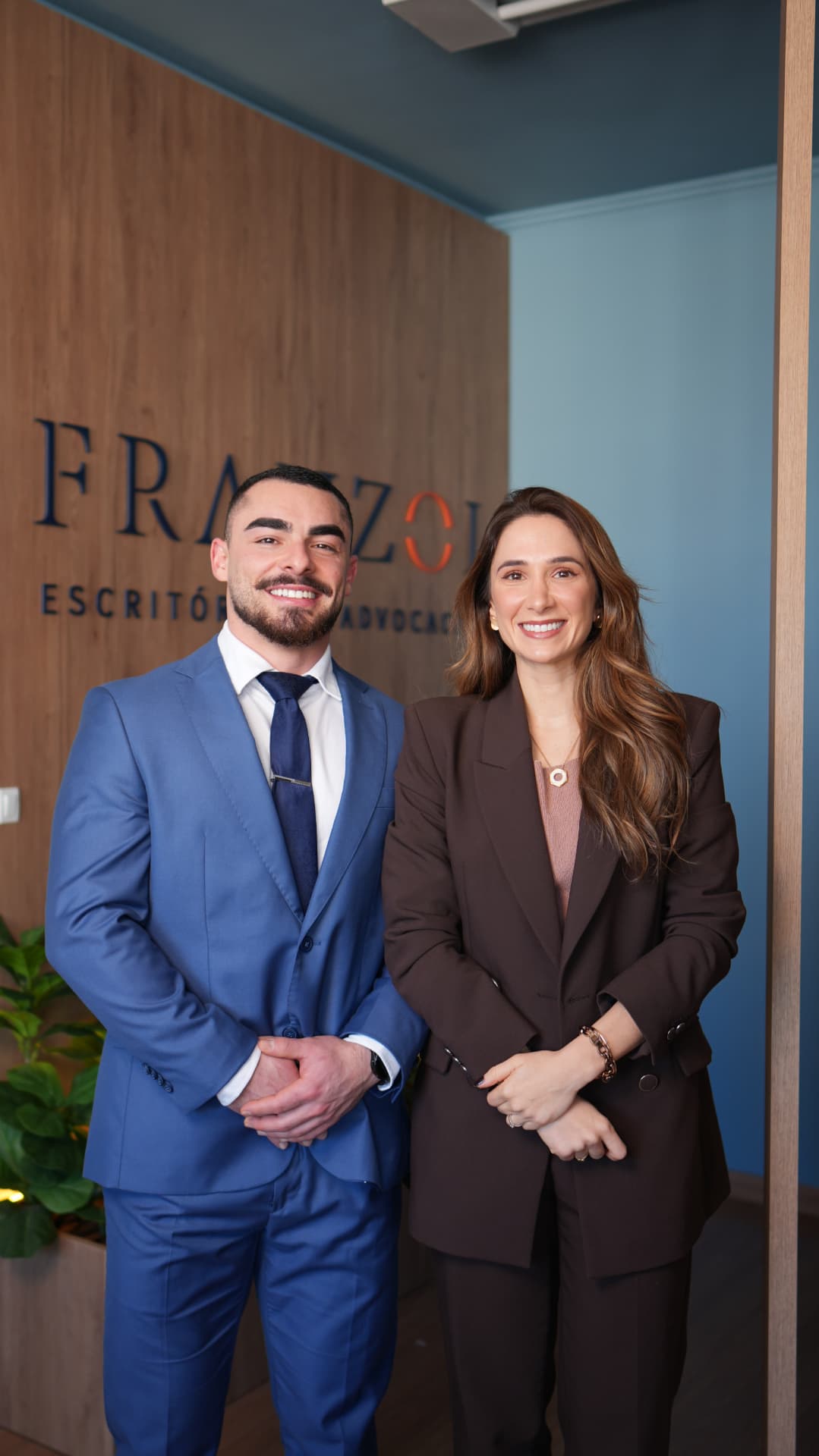 Sócios do escritório Franzoi Advogados na recepção do escritório